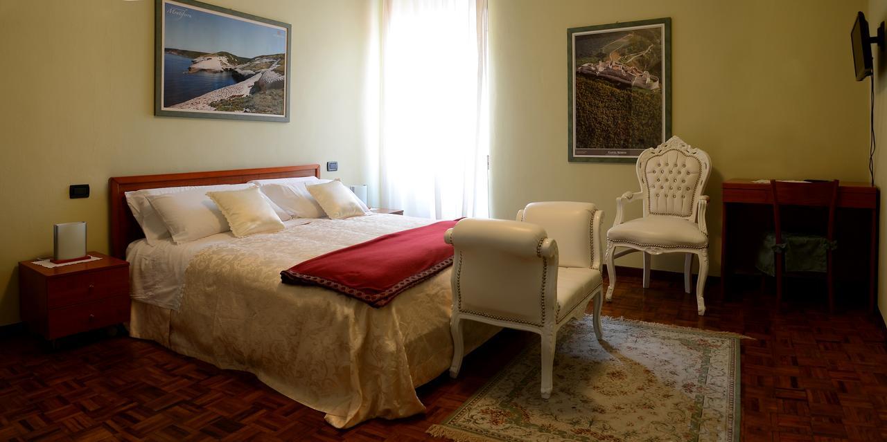 Hotel La Fenice เคียริ ภายนอก รูปภาพ