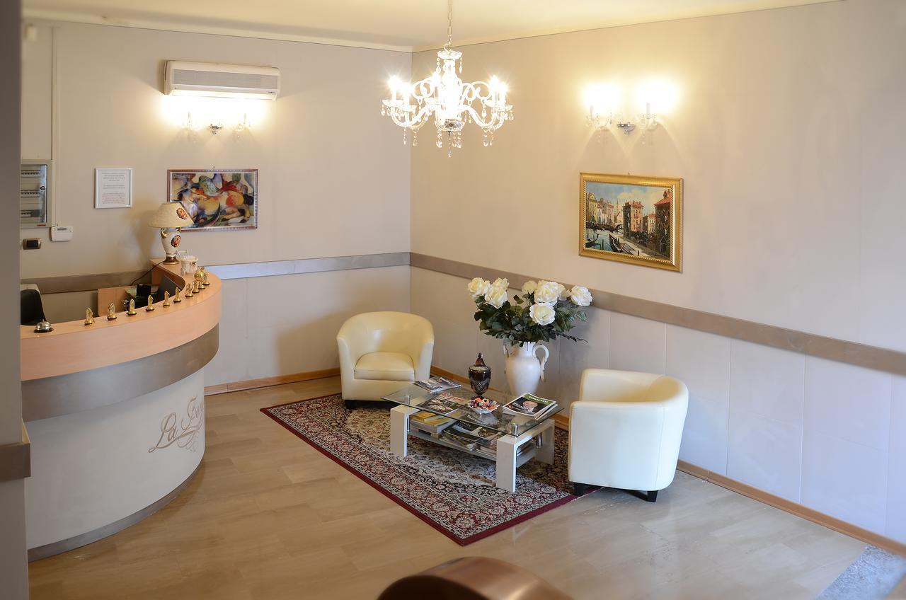 Hotel La Fenice เคียริ ภายนอก รูปภาพ