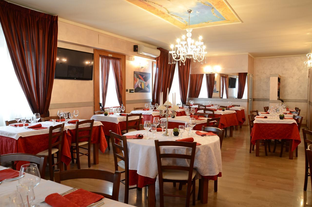 Hotel La Fenice เคียริ ภายนอก รูปภาพ