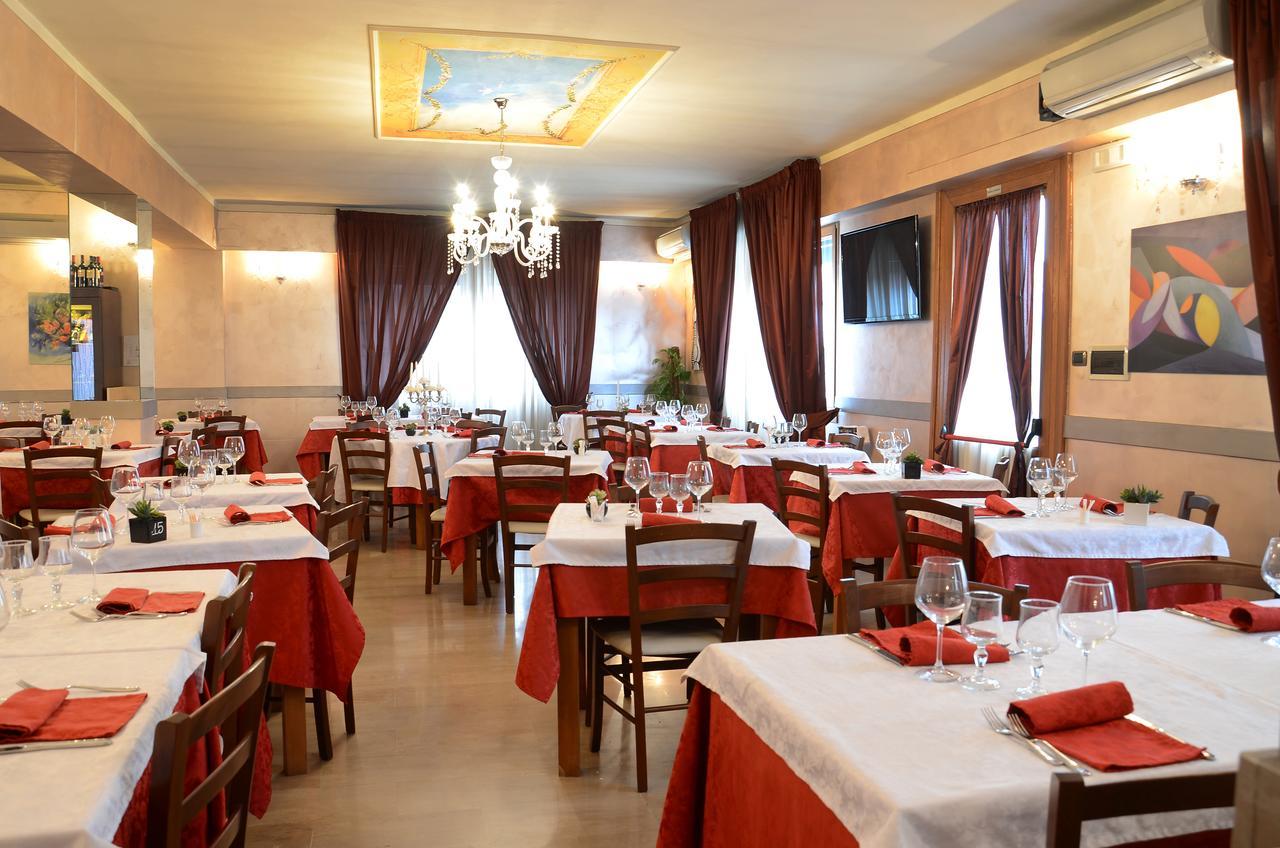Hotel La Fenice เคียริ ภายนอก รูปภาพ